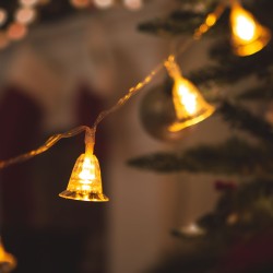 instalatie de pom cu led - clopotei - 20 de led-uri - 2,3 metri - alb cald - 3 x aa
