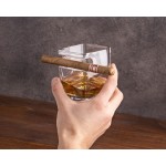 Trabuc cu whisky ținând pahar