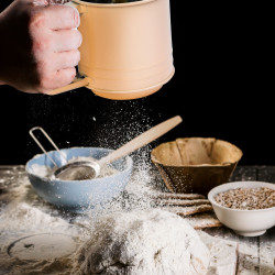 sita de faina - maner cu arc - culoare piersica - 15,5 x 10 x 13,2 cm