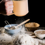 sita de faina - maner cu arc - culoare piersica - 15,5 x 10 x 13,2 cm