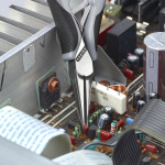 Clește de apucare ESD pentru sisteme electronice