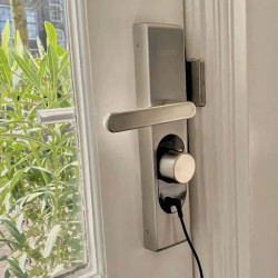 resigilat loqed power kit - set alimentare constanta si incarcare pentru incuietoarea inteligenta loqed