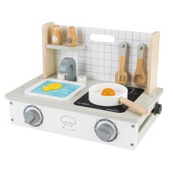 Soba din lemn cu mini accesorii de bucatarie