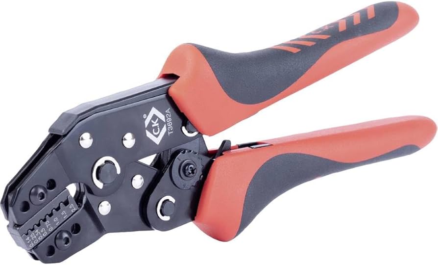 Clește cu mecanism de clichet